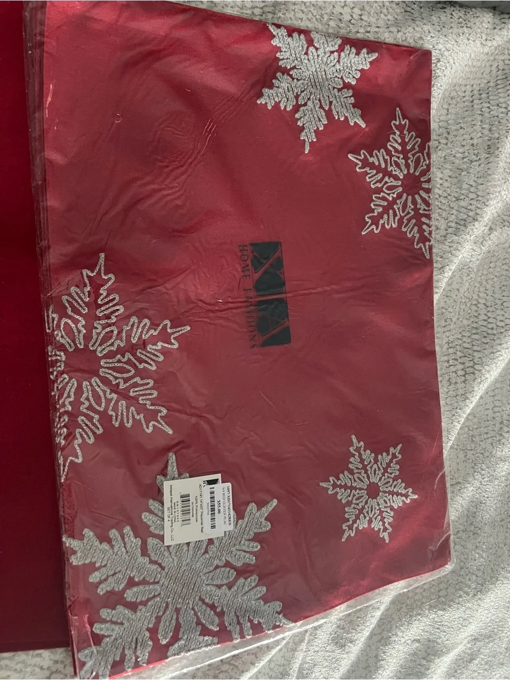 Red Holiday two sets of 4  Placemat Set - Festive Snowflake Design new